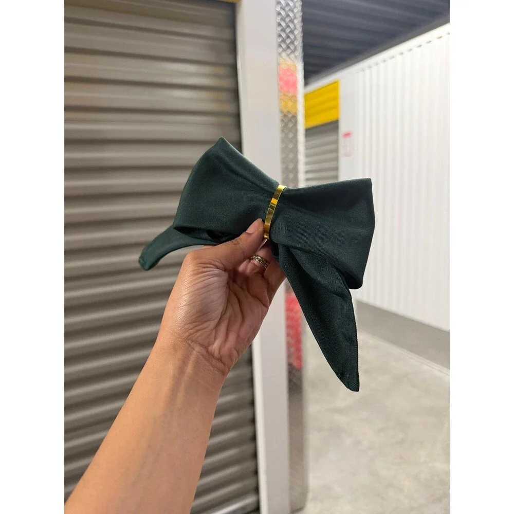 Set of NWOT Emerald Green Cotton Napkins Tied as Bows and Gold Napkin Rings
